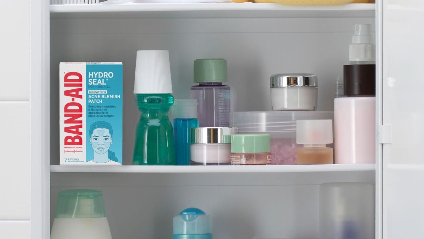 浴室のキャビネットにあるBand-Aid Hydro Seal ニキビパッチ