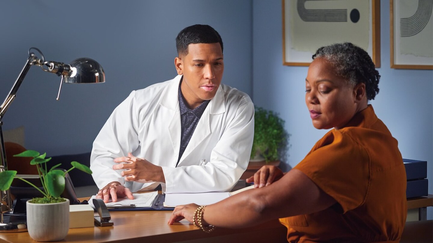 Médico examinando a pele do paciente no consultório médico